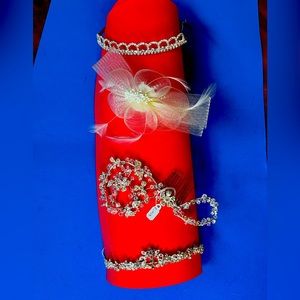 Lot of 4 bridal accessories. Lot number 73.